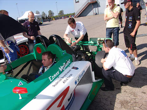 Jens Edman og Johnny Vejlebo Nielsen problemer med køler systemet.
(Foto: Motorsporten.dk)